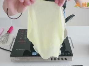 当面糊表面开始冒小气泡的时候就基本熟了，用硅胶刮刀轻轻铲起边缘，然后用手小心的拿起来，这样一张千层皮就做好了。放在晾晒架上摊平晾凉