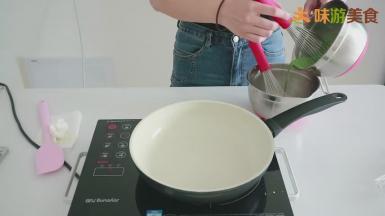 因为我们要做渐变色系，所以原味面糊做三张左右之后，就可以慢慢的往原味面糊里加抹茶面糊，每个颜色的面糊大概做两到三张即可，煎制方法和之前一样