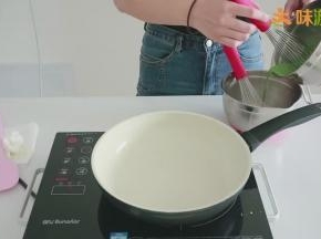 因为我们要做渐变色系，所以原味面糊做三张左右之后，就可以慢慢的往原味面糊里加抹茶面糊，每个颜色的面糊大概做两到三张即可，煎制方法和之前一样