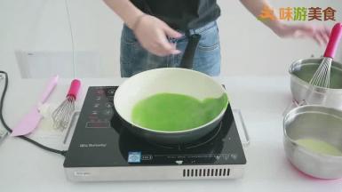 在这里有一点要注意的就是最下面一张的抹茶千层皮要用抹茶面糊煎，这样能保证它的颜色最绿