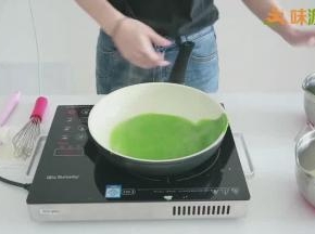 在这里有一点要注意的就是最下面一张的抹茶千层皮要用抹茶面糊煎，这样能保证它的颜色最绿