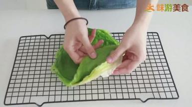 煎好的千层皮按照从浅到深的顺序摆放好