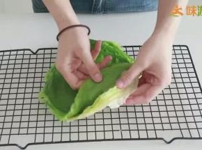 煎好的千层皮按照从浅到深的顺序摆放好