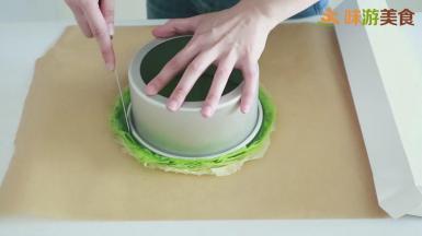 然后将一个六寸的模具扣在上面，用刀将边缘不整齐的地方切掉