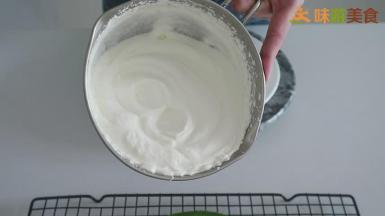 将奶油打发到稍微还能流淌的状态，接近七分发