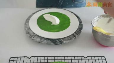 然后我们开始抹奶油，将颜色最深的放在最下面，放上奶油