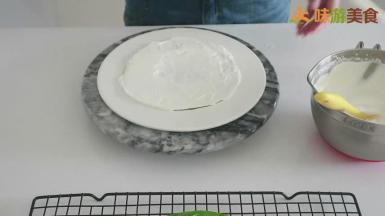 然后用抹刀将奶油抹平