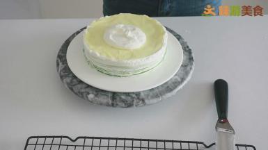 最上层的我也会抹上奶油，这样再撒上抹茶粉颜色会更好看