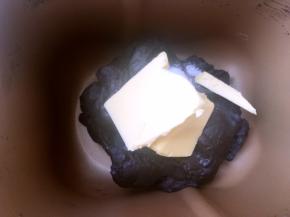 面团揉好后，加入盐跟黄油，继续启动揉面程序揉均匀