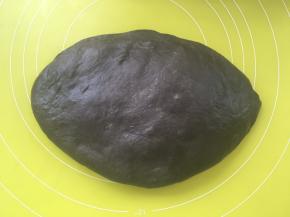 将面团取出，倒在揉面垫上按压排气