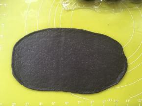 取一份松弛好的面团，用擀面杖擀成长条