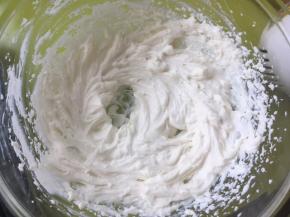 奶油奶酪加淡奶油跟糖粉搅拌均匀，之后打发