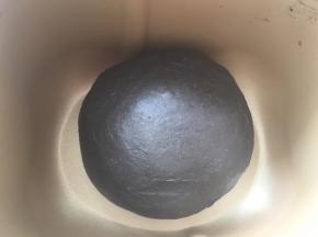 之后将面团揉均匀，盖保鲜膜室温发酵至两倍大