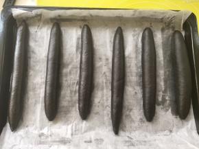 卷好的面包卷放入烤盘内，烤箱放碗热水二次发酵