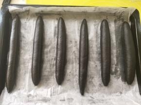 卷好的面包卷放入烤盘内，烤箱放碗热水二次发酵