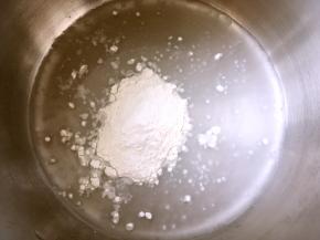 先做烫面，容器内加入100克清水跟20克高筋面粉