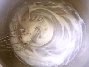 小火加热，边加热边搅拌，将面粉烫熟，之后坐冷水内降温