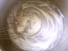 小火加热，边加热边搅拌，将面粉烫熟，之后坐冷水内降温