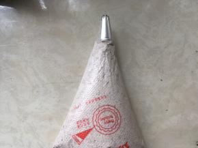 面包凉透后，冰箱取出奥利奥奶油馅，装入裱花袋，我用的8齿裱花嘴