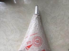 面包凉透后，冰箱取出奥利奥奶油馅，装入裱花袋，我用的8齿裱花嘴