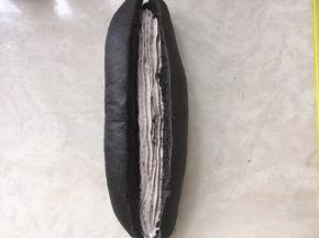 在面包内先挤上一条奥利奥奶油馅