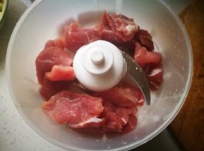放入绞肉机