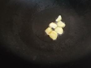 锅烧热，倒入油，放几片姜片，炸一炸