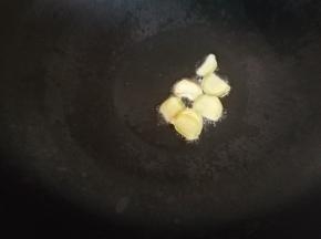 锅烧热，倒入油，放几片姜片，炸一炸