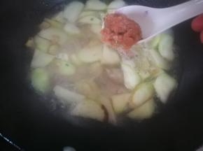 煮开后，直接用勺子挖出一团肉丸，下进锅中