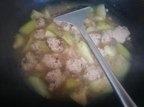 全部下完后，盖盖煮开，转中火煮几分钟到肉丸熟透，加入适量盐，味极鲜，黑胡椒粉，拌匀后起锅