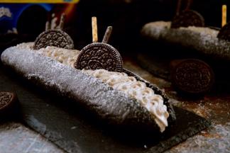 装饰上奥利奥饼干，过筛一点点糖粉