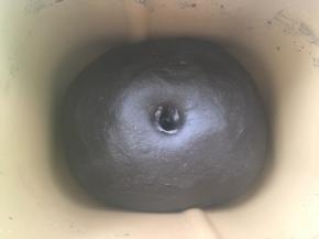 发酵好的面团，手指沾干粉按下去，有个圆圆的洞，有轻微回弹即可