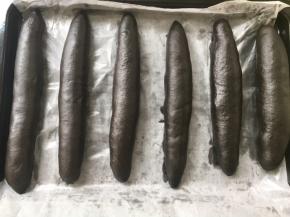 发酵好的面团明显比之前膨胀了很多，烤箱预热190度，我用的ACA45升的烤箱，正好一盘的量