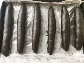 发酵好的面团明显比之前膨胀了很多，烤箱预热190度，我用的ACA45升的烤箱，正好一盘的量