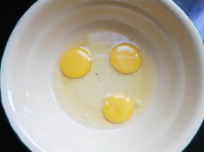 鸡蛋打入无油无水的盆中。