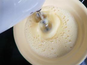 打蛋器快速打发。