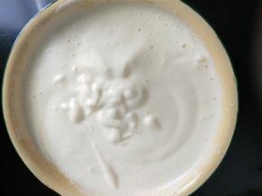 打发至鸡蛋发白提起打蛋头纹路不消散。