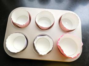 将纸杯刷上色拉油。