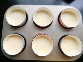 将蛋糕糊舀入纸杯，九分满。