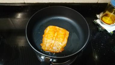 龙利鱼煎熟备用