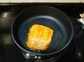 龙利鱼煎熟备用
