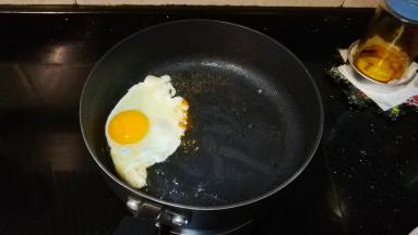 鸡蛋煎好备用