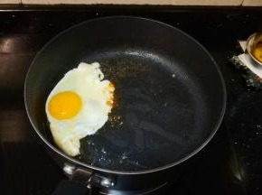 鸡蛋煎好备用