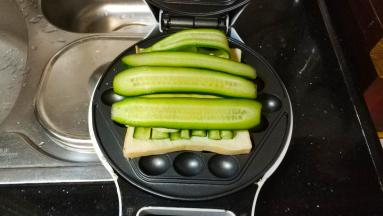 再放上生菜或青瓜片