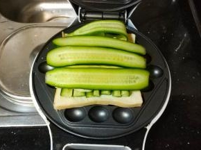 再放上生菜或青瓜片