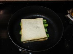煎至一边焦香再翻面煎至芝士融化即可