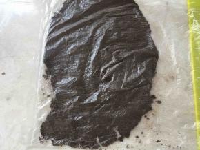 奥利奥饼干去掉中间夹心，取20克装入保鲜袋，用擀面杖擀碎