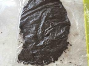 奥利奥饼干去掉中间夹心，取20克装入保鲜袋，用擀面杖擀碎