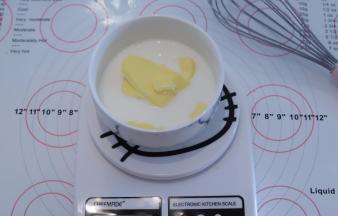 牛奶和黄油一起称好