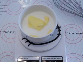 牛奶和黄油一起称好